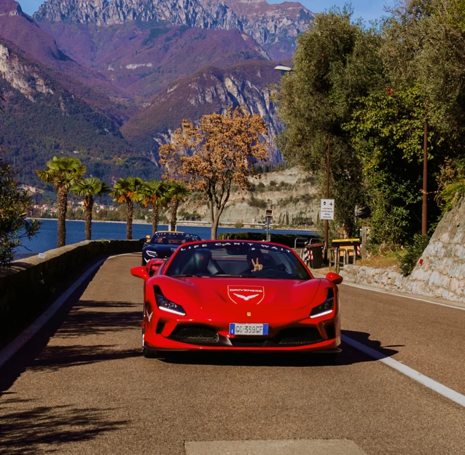 A programação inclui a possibilidade de dirigir supercarros italianos