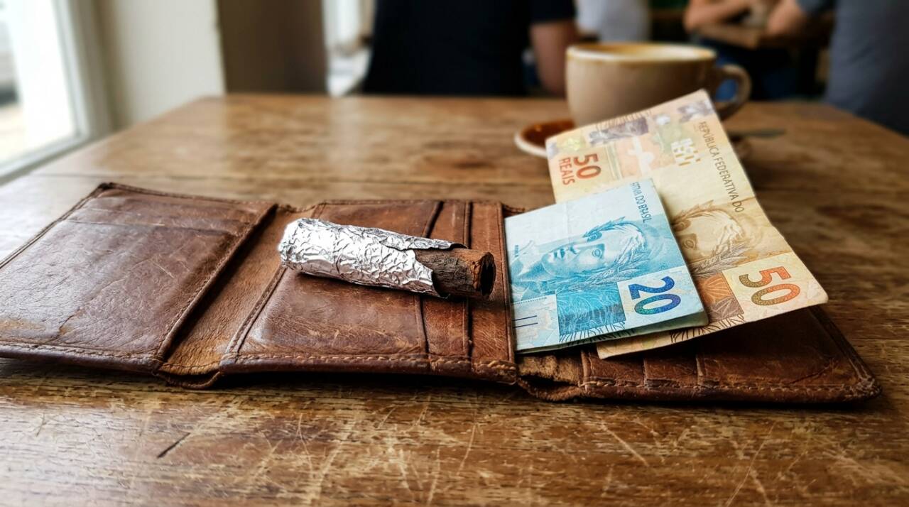 O preparo é simples e costuma usar canela em pau, porque ela resiste melhor ao transporte do que a versão em pó.