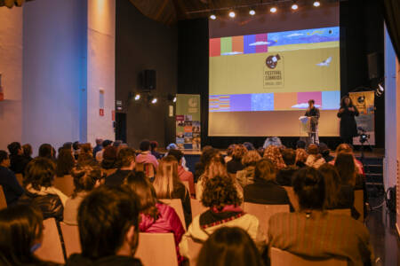 Festival comKids reúne público durante programação em São Paulo.