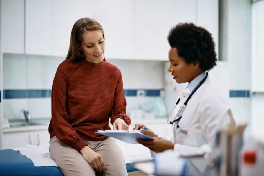 Somente a consulta permite avaliar o quadro completo do paciente (Imagem: Drazen Zigic | Shutterstock)