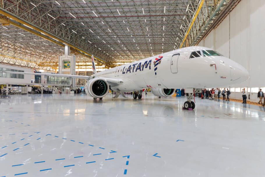 O Embraer E195-E2 com a pintura da Latam Airlines