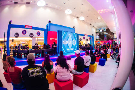 Eventos de esports reúnem público, competidores e experiências presenciais em torno dos jogos eletrônicos.