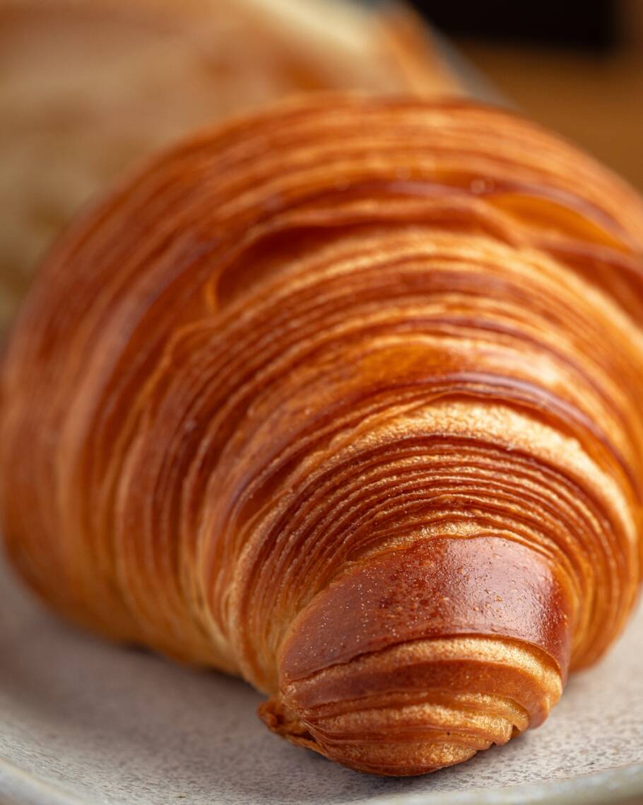 O croissant tradicional é feito com farinha francesa e apresenta a massa característica da viennoiserie