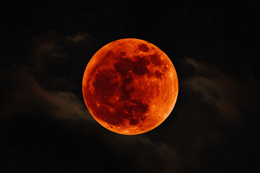 Durante o eclipse lunar parcial, a Lua poderá ganhar uma tonalidade acobreada no céu (Imagem: Ghadz | Shutterstock)
