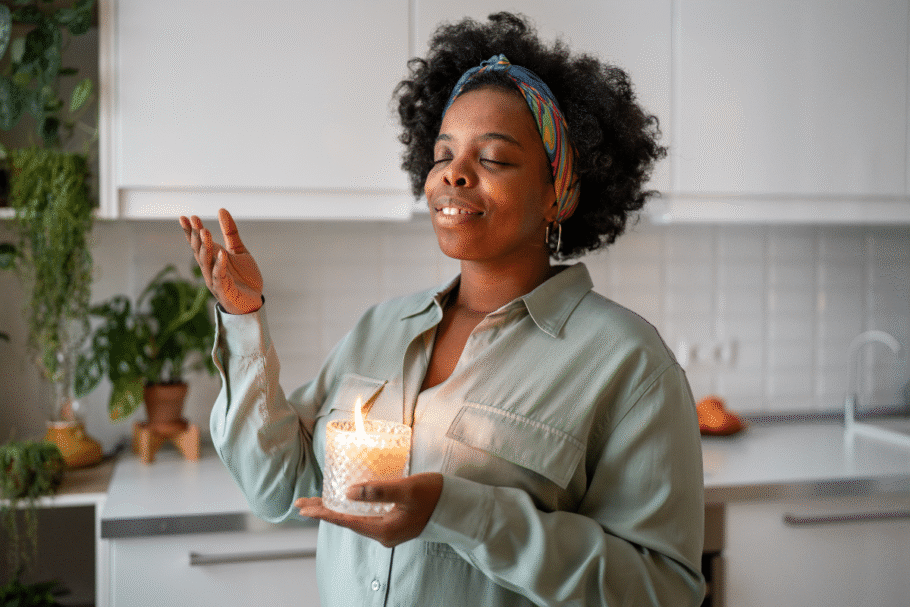 Acender uma vela branca, fazer uma oração e cultivar a gratidão são práticas que fortalecem a conexão com o Orixá (Imagem: yourphotopie | Shutterstock)