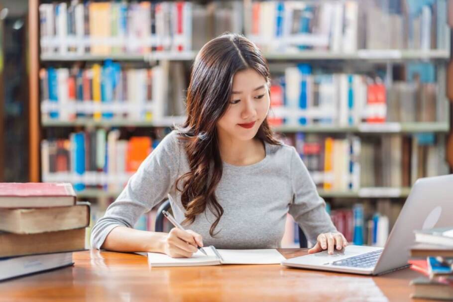 Priorizar conteúdos estratégicos ajuda o estudante a aproveitar melhor o tempo de preparação para o Enem e vestibulares (Imagem: TZIDO SUN | Shutterstock)