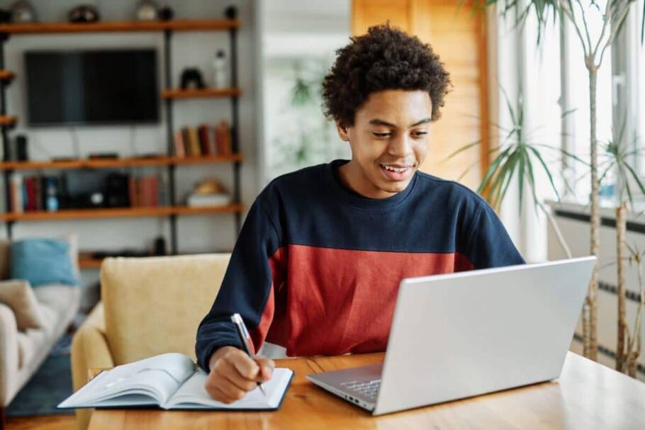 O estudante deve priorizar a qualidade do tempo de estudo, e não apenas a quantidade de horas dedicadas (Imagem: pics five | Shutterstock)
