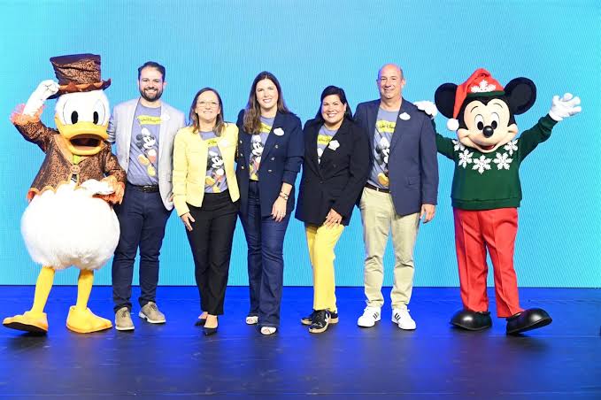 Da esq. para dir., Alejandro Flores, Cinthia Douglas, Manuela Bopp, Sarah Domenech e Alexander Haim, da Disney Destinations