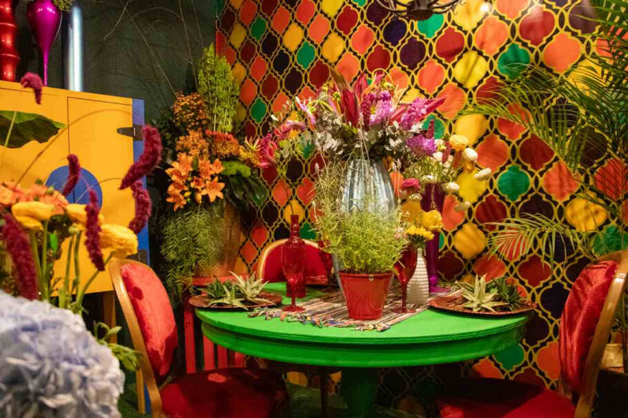 As composições exploram diferentes maneiras de combinar flores, plantas e elementos decorativos