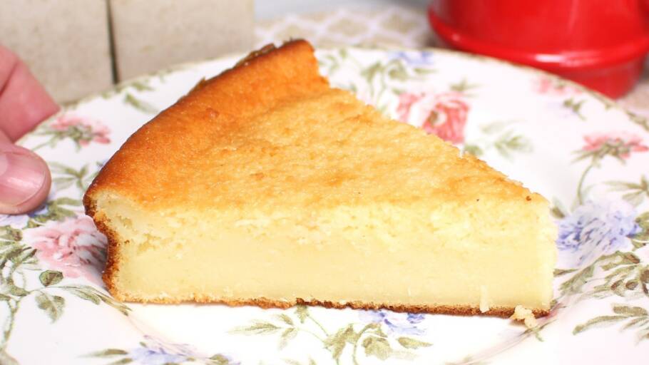 Bolo cremoso de queijo com textura deliciosa