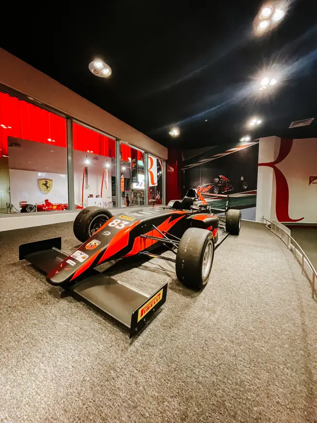 A experiência em Monza também prevê a possibilidade de pilotar um carro semelhante de Fórmula-1