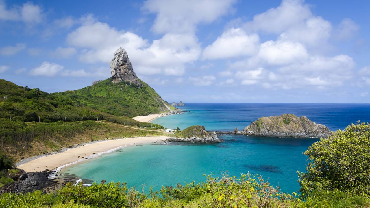 Praias que atualmente atraem visitantes funcionavam como limites naturais para quem não podia deixar a ilha.