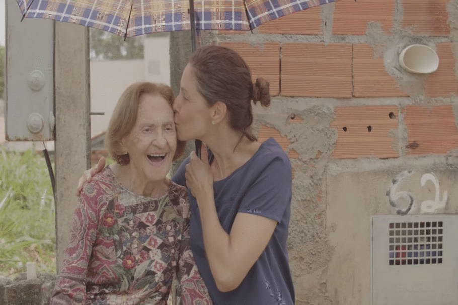 Em “Dona Rosinha”, Laura Cardoso interpreta uma idosa abandonada pela filha que encontra acolhimento e novos vínculos (Imagem: Reprodução digital | Pimenta Brasil Filmes)