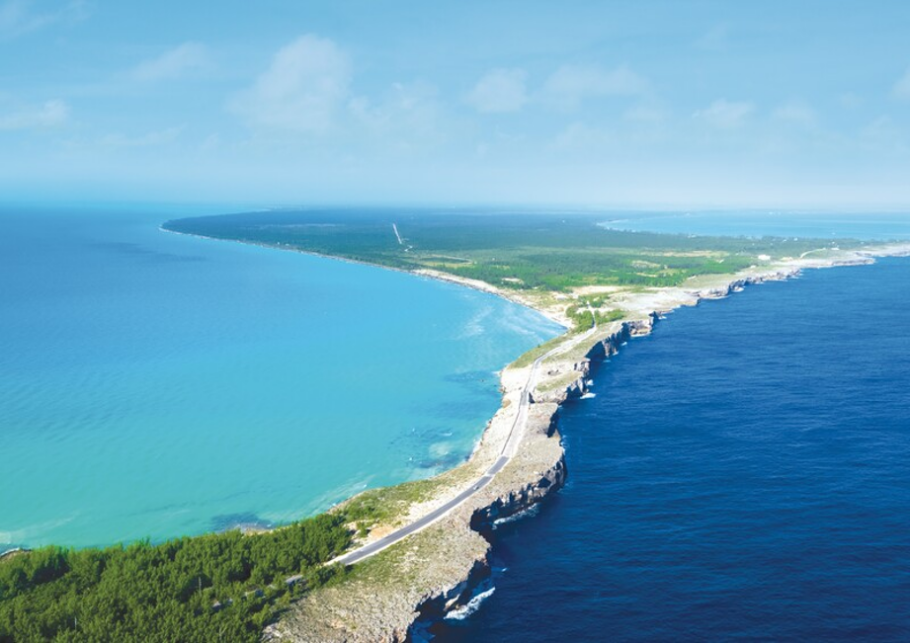 Glass Window Bridge, estreita formação rochosa com cerca de 9 metros de largura que separa as águas cristalinas do Caribe das águas azul-profundo do Atlântico