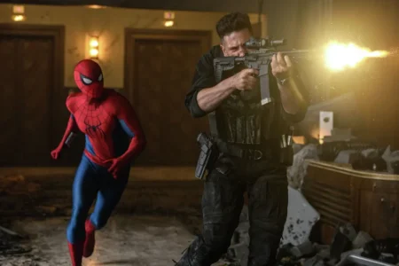 O retorno de Frank Castle cria um dos encontros mais interessantes do longa, colocando esperança e violência frente a frente.