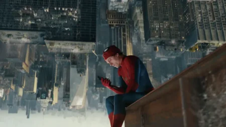 Longe das batalhas, o filme encontra sua maior força nos momentos em que Peter Parker precisa lidar com as consequências de suas escolhas.