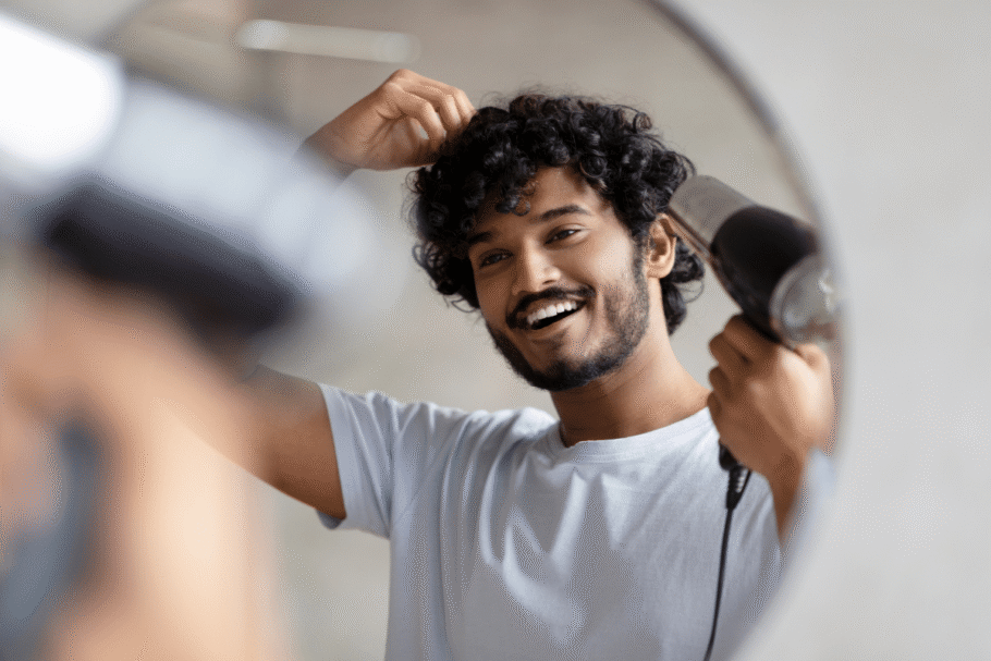 O secador contribui para dar forma aos fios e destacar ainda mais o corte masculino (Imagem: Prostock-studio | Shutterstock)