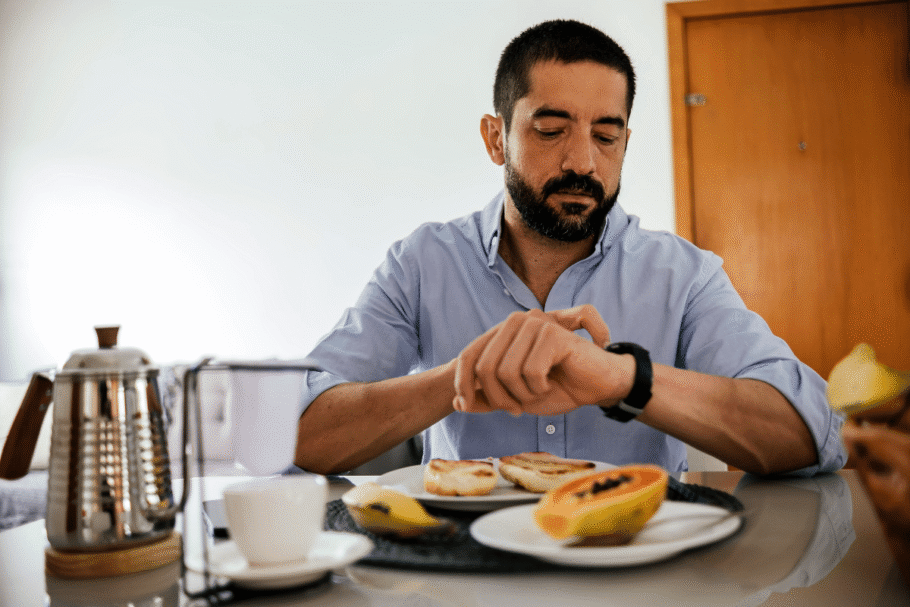 A rotina de quem trabalha à noite pode alterar a organização dos horários de sono e alimentação (Imagem: Kleber Cordeiro | Shutterstock)