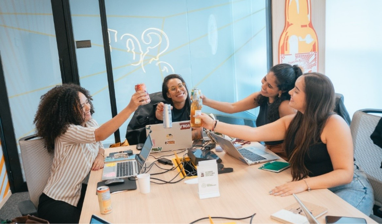 Programa oferece vagas em modelos presencial e híbrido, além de trilhas de desenvolvimento e benefícios voltados ao crescimento profissional de jovens talentos