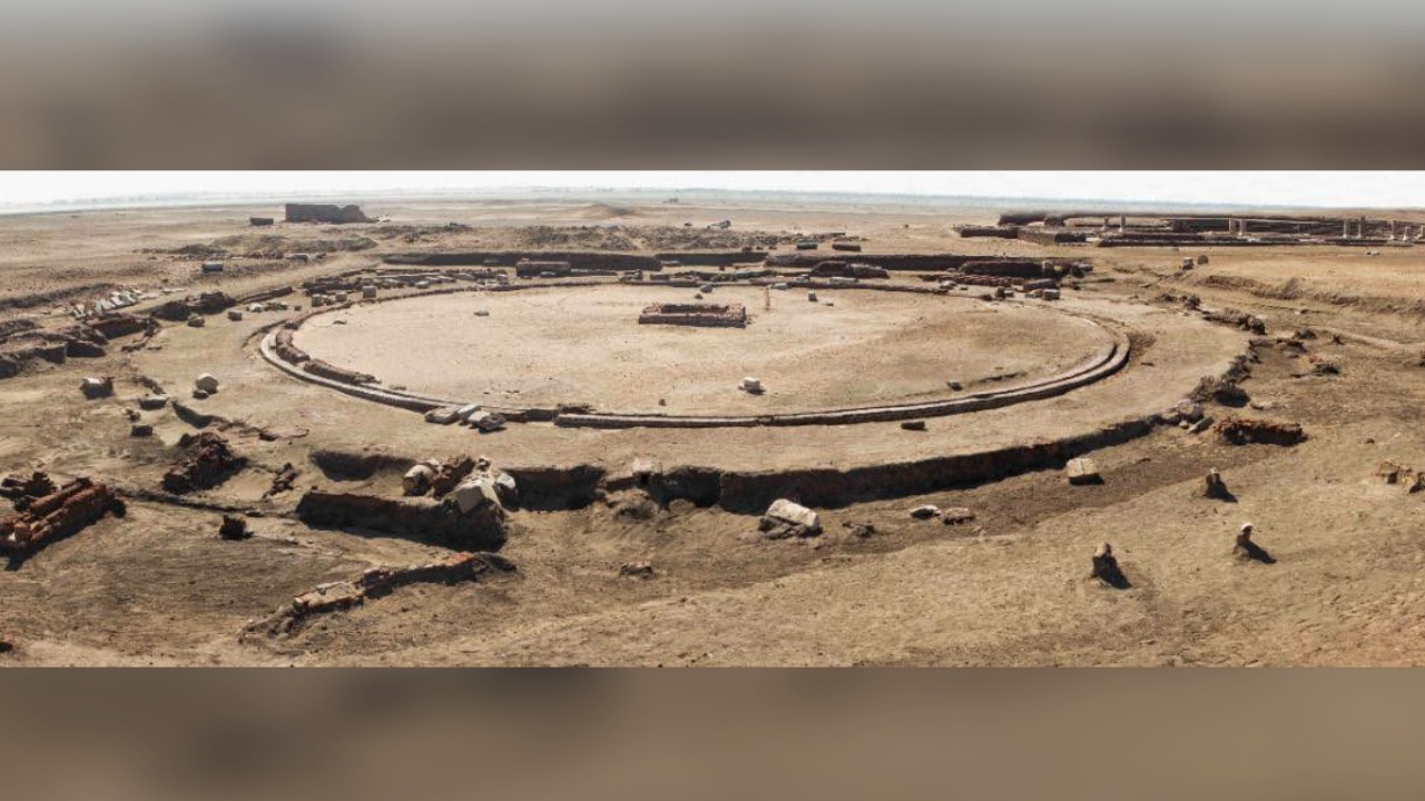 Estrutura circular em Tell el-Farama revela uso religioso e surpreende arqueólogos no Sinai.
