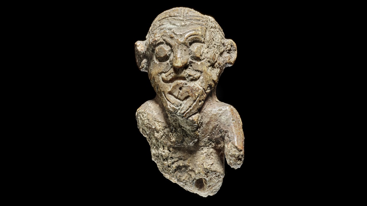 Rara escultura viking em marfim revela detalhes da elite nórdica