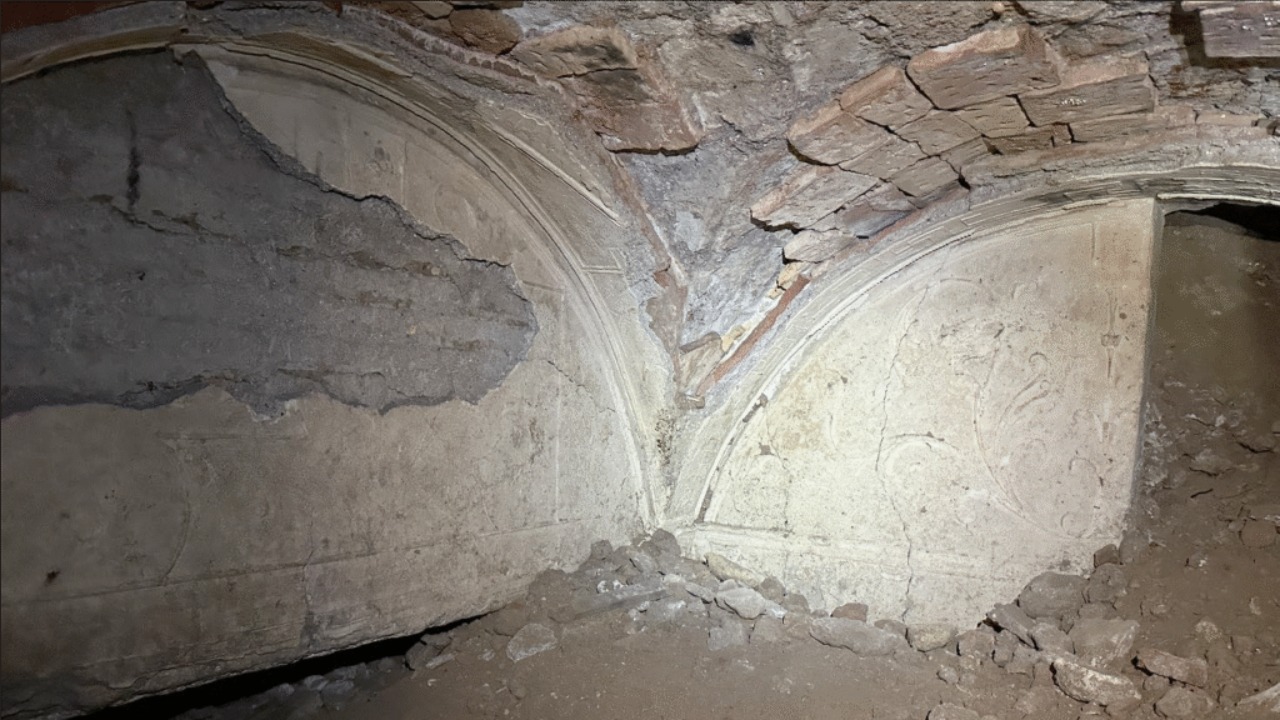Decorações em estuque e afrescos indicam alto poder aquisitivo dos moradores.