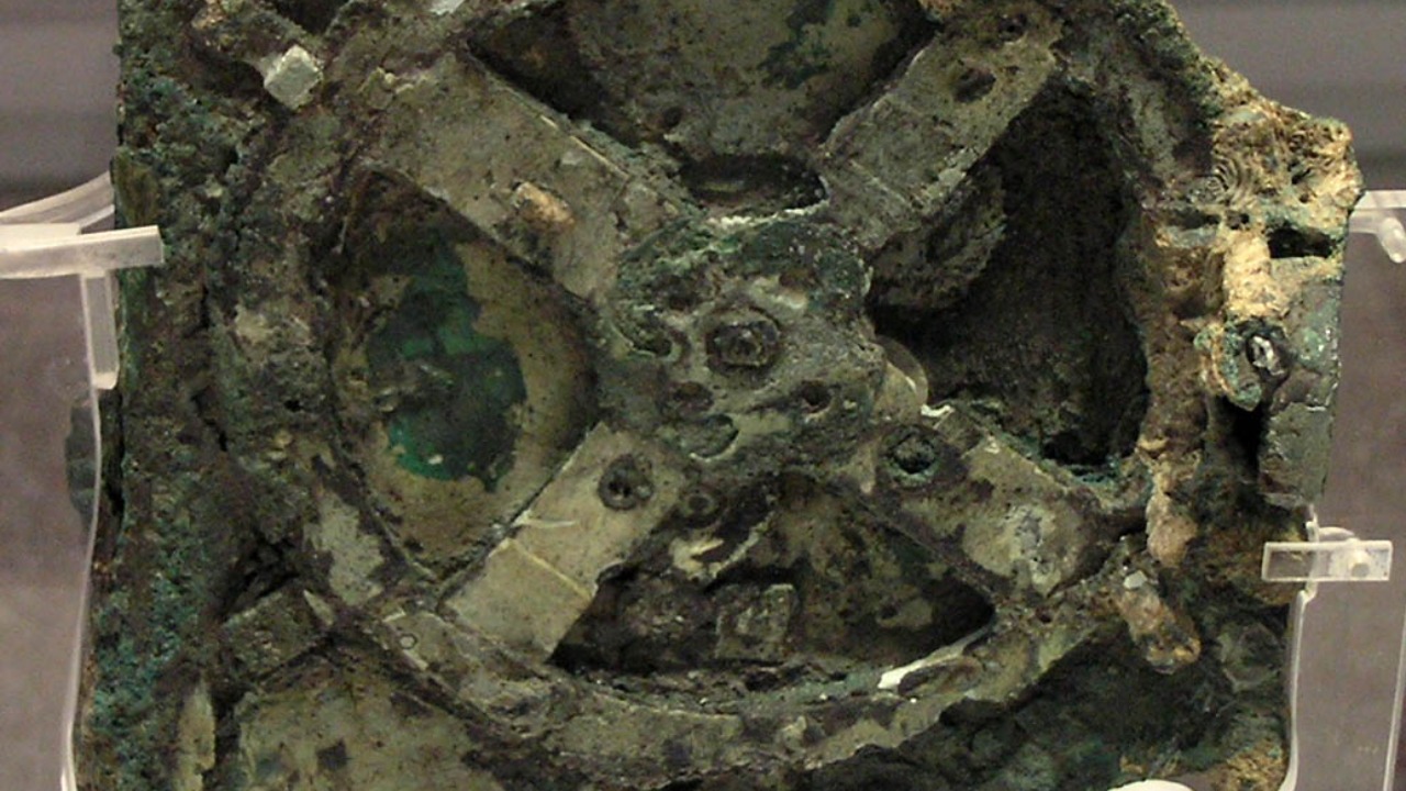 Artefato de bronze corroído foi resgatado por mergulhadores em um antigo naufrágio no Mediterrâneo.