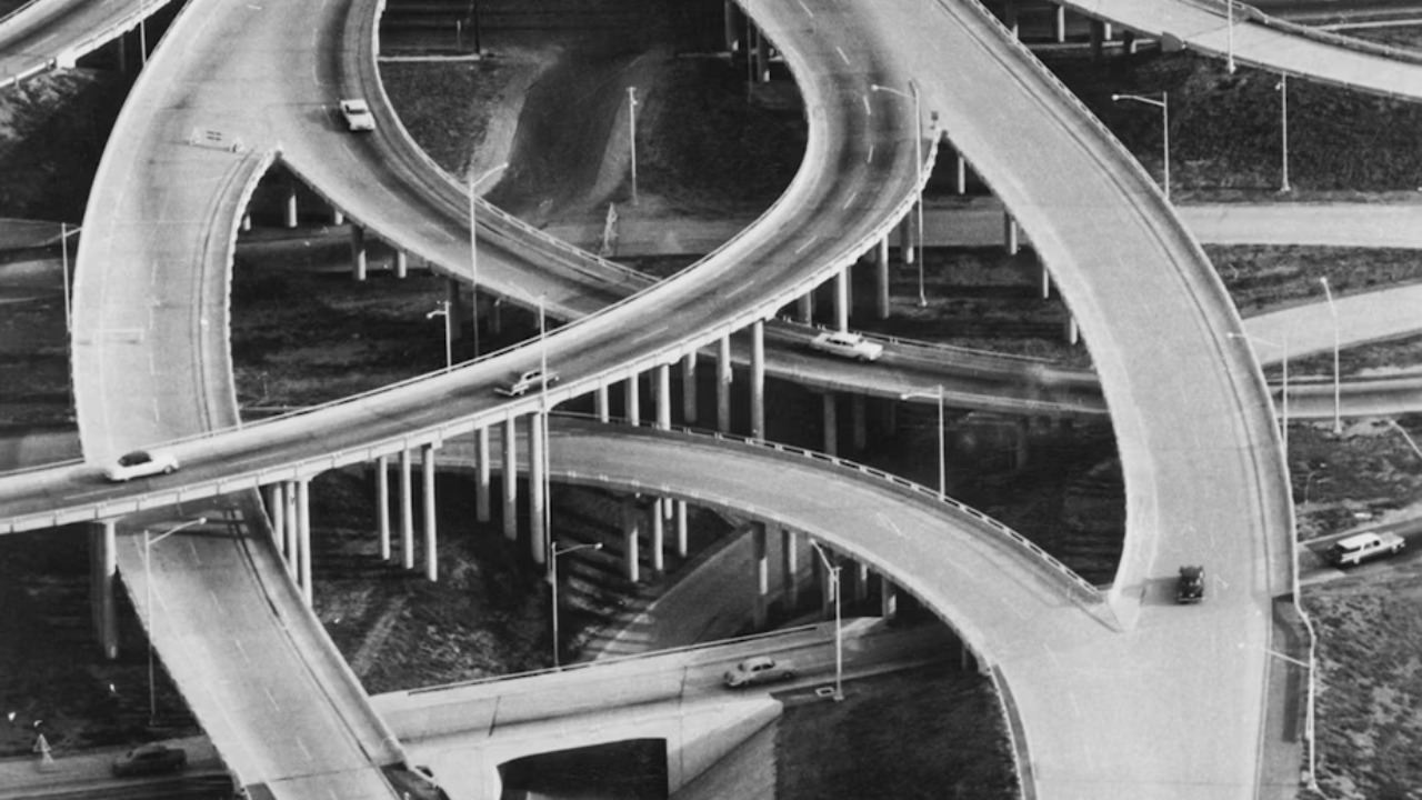 Fundo federal garantido por impostos assegurou recursos para construir as rodovias.