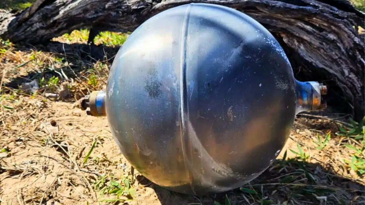 Moradores encontram esferas negras em praia do norte australiano.