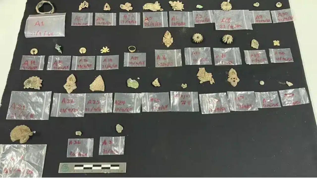Artefatos em ouro, prata e bronze revelam técnicas artesanais.