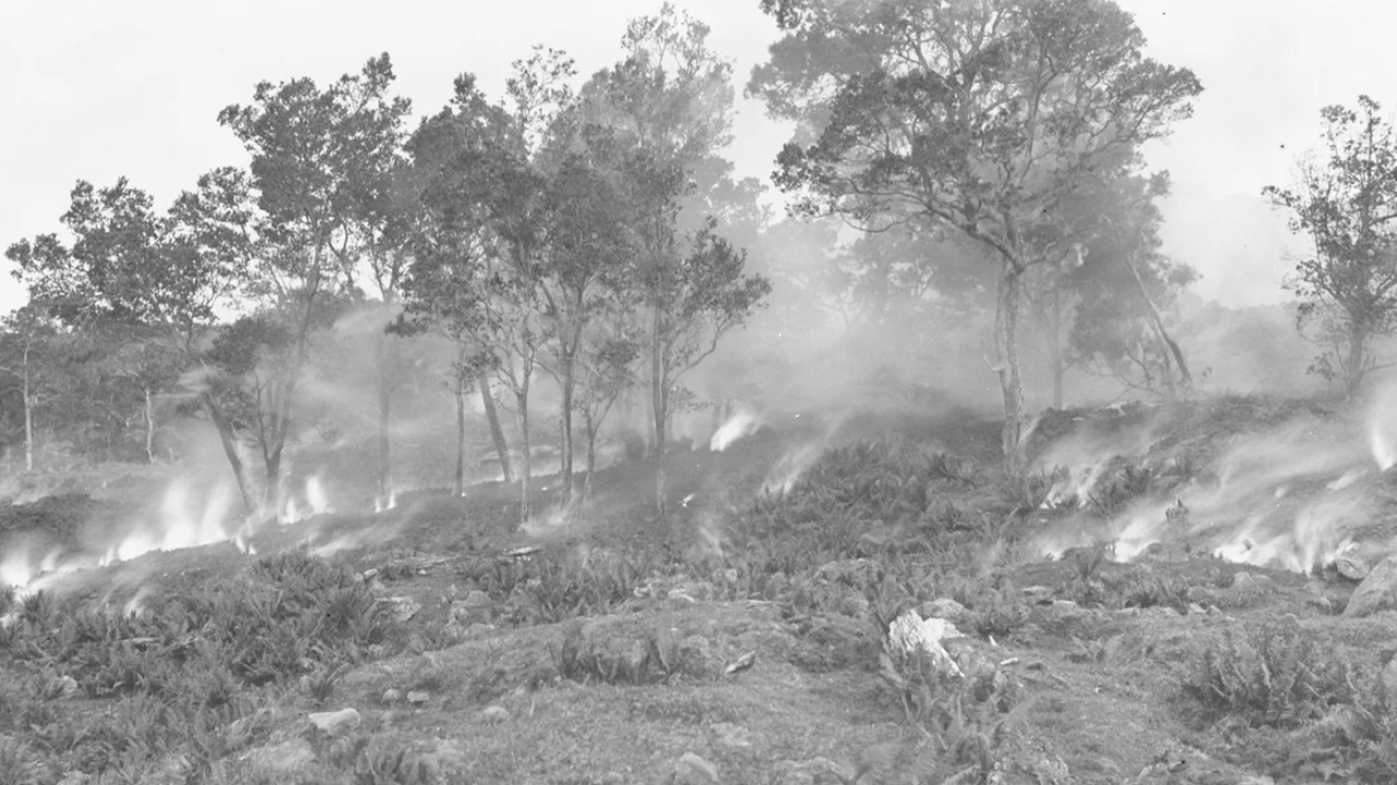 Aeronaves militares realizaram ataque inédito em área vulcânica ativa.