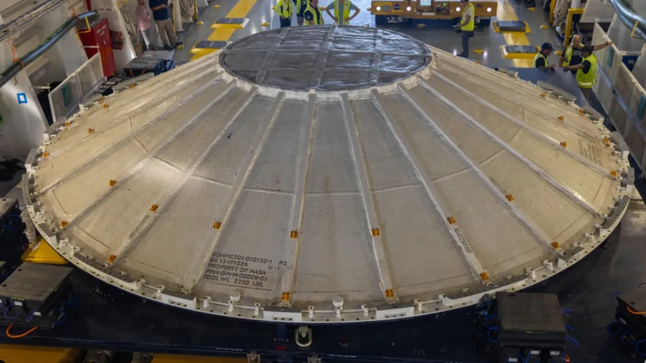 A cúpula protetora chegou via balsa para equipar a base espacial.