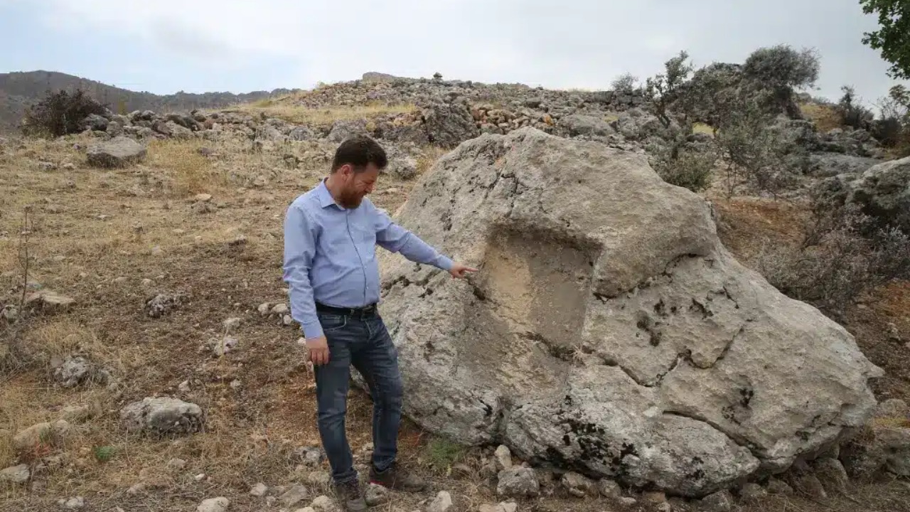 Fundações de pedra preservadas mostram o tamanho expressivo do sítio histórico.