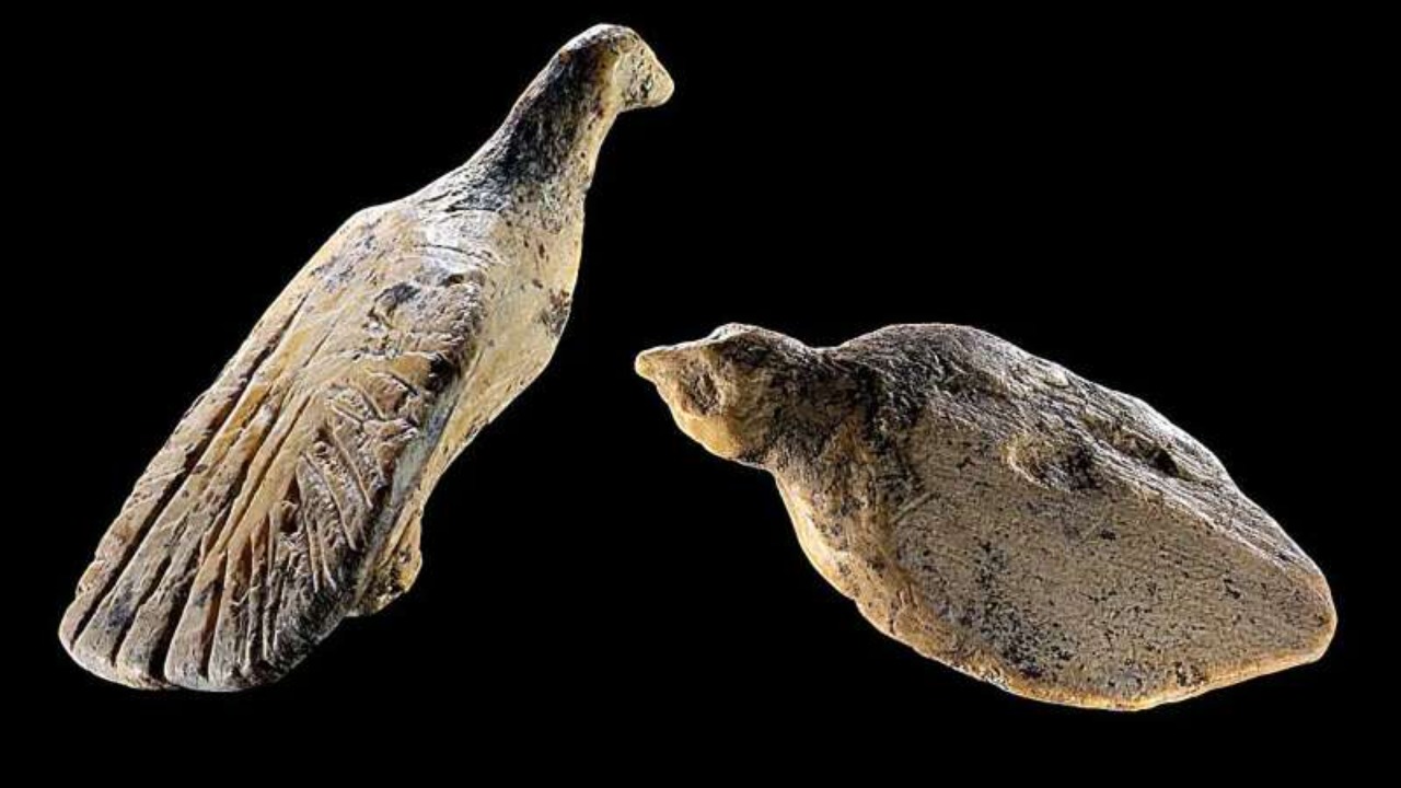 Esculturas de dois centímetros impressionam pela precisão de detalhes antigos.