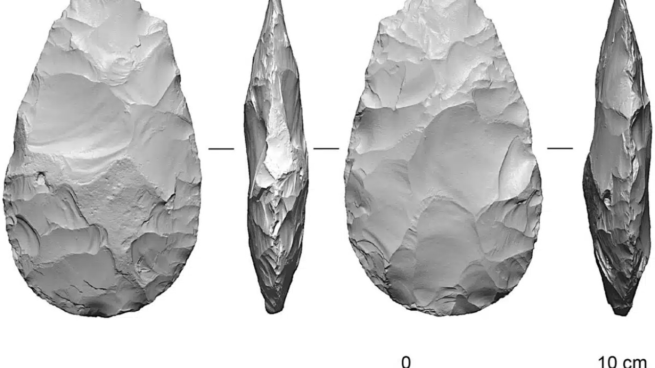Microscopia revelou marcas de impactos repetidos com pequenos resíduos presos.