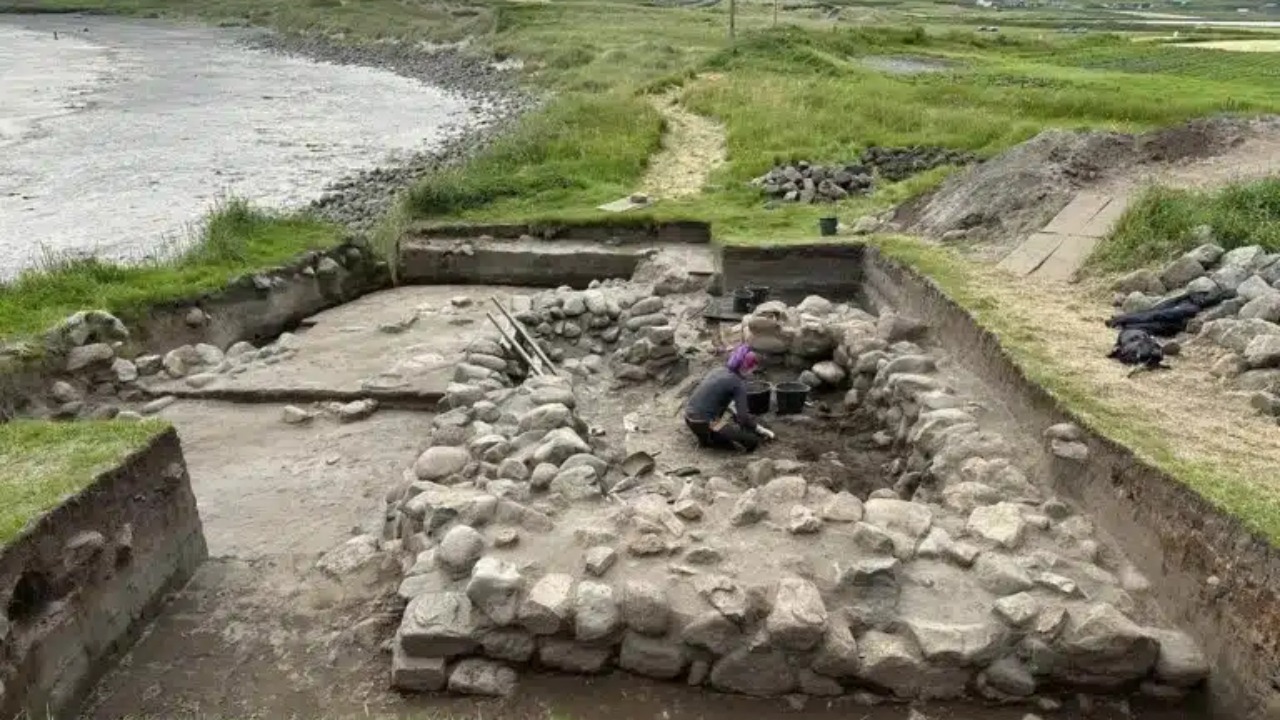 Inscrição rúnica milenar descoberta sob capela revela segredos medievais das ilhas.
