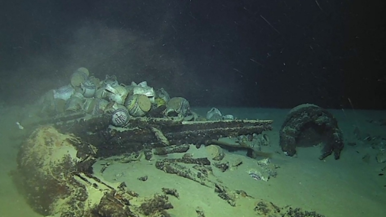 Sonar da marinha identificou a embarcação antiga em profundidades marinhas extremas inexploradas.