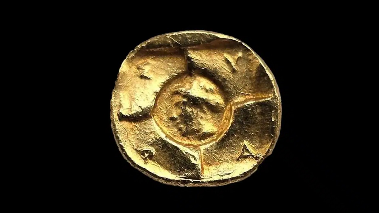 Gravações de Hércules e símbolos cívicos identificam a clássica cunhagem metálica siracusana.