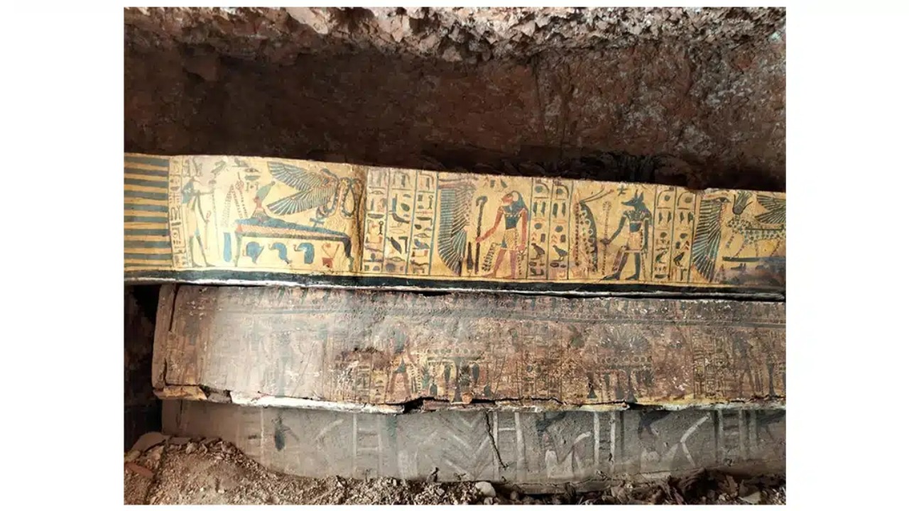 Câmara funerária escavada na rocha guardava dezenas de caixões pintados preservados.