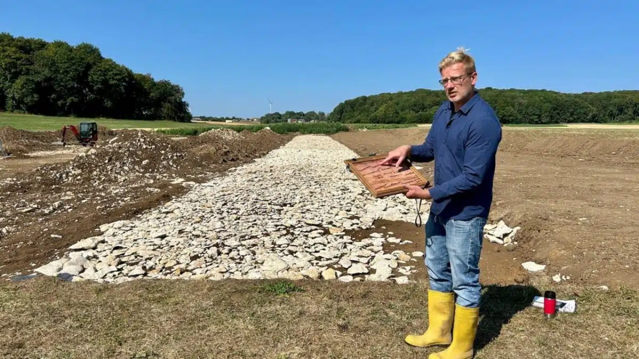 Escavações preventivas descobrindo traçados viários romanos no corredor da nova rodovia.