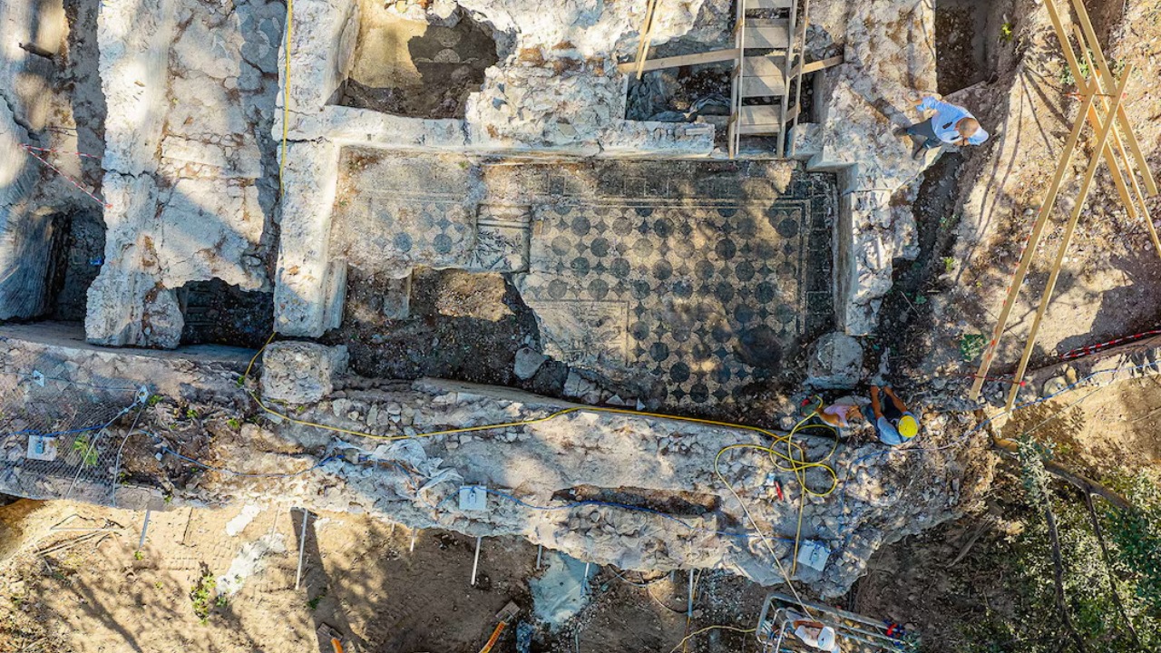 Achados estruturais do século II que revelam detalhes da organização urbana romana imperial.