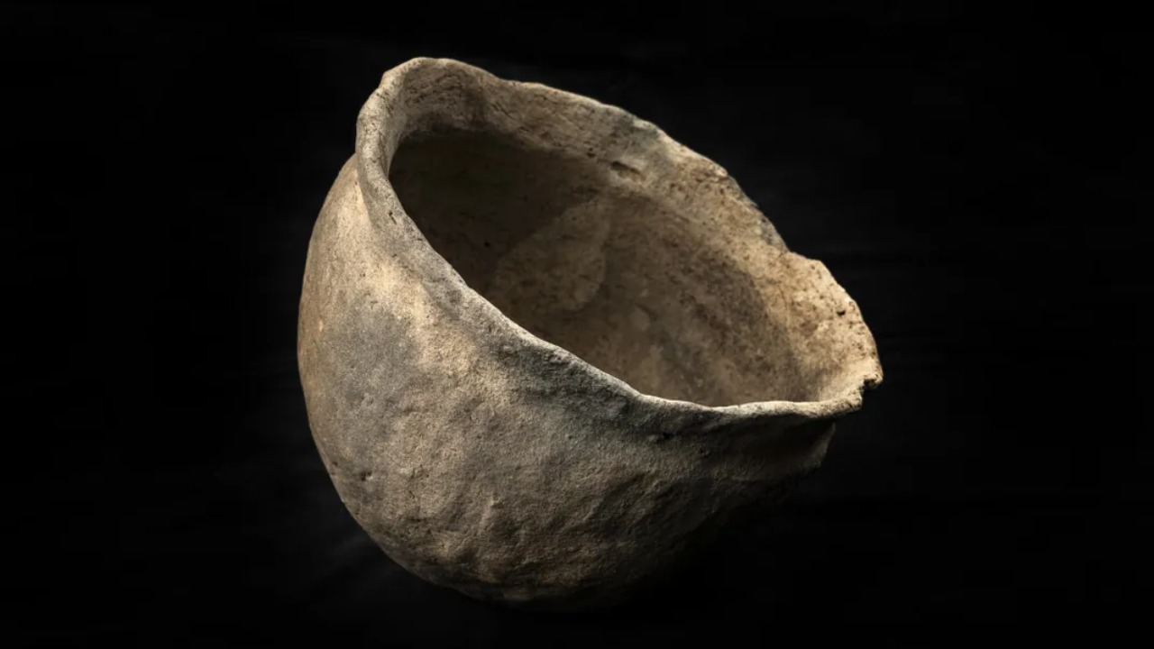 Descoberta de artefato cerâmico intacto que documenta antigas relações de convivência colonial.