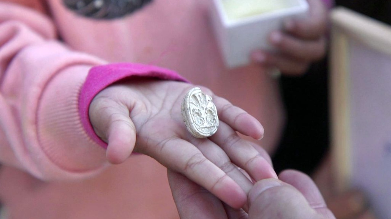 Criança encontra peça milenar usada como selo e amuleto em sítio arqueológico.