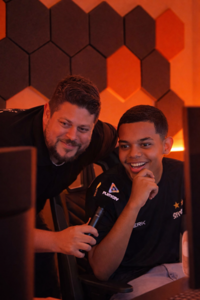 Jovem participa de atividade no Hub Digicom