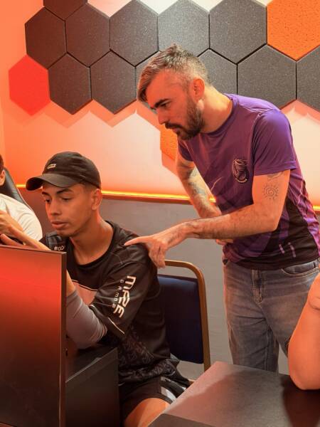 Treinador orienta atleta de eSports no hub digicom.
