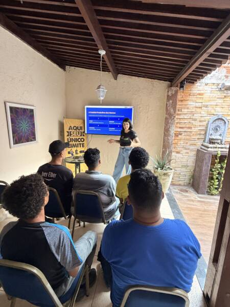 Jovens participam de atividade realizada pelo hub digicom.