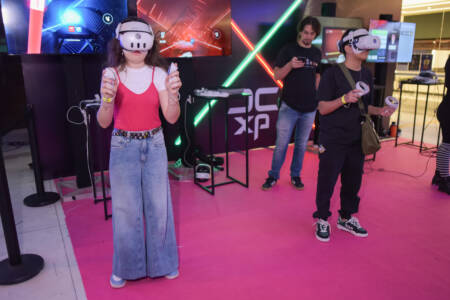 Experiência de realidade virtual reúne participantes em atividade de tecnologia e entretenimento.