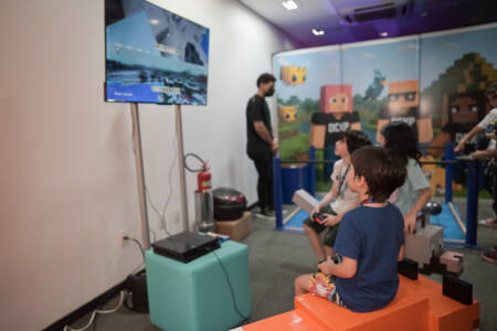 Experiência com videogame em espaço dedicado à cultura gamer e geek.