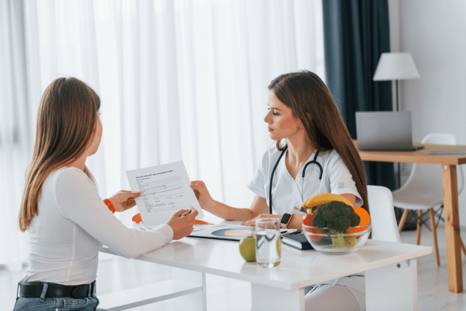 A prevenção nutricional amplia as informações disponíveis, mas não reduz a importância do nutricionista (Imagem: Standret | Shutterstock)
