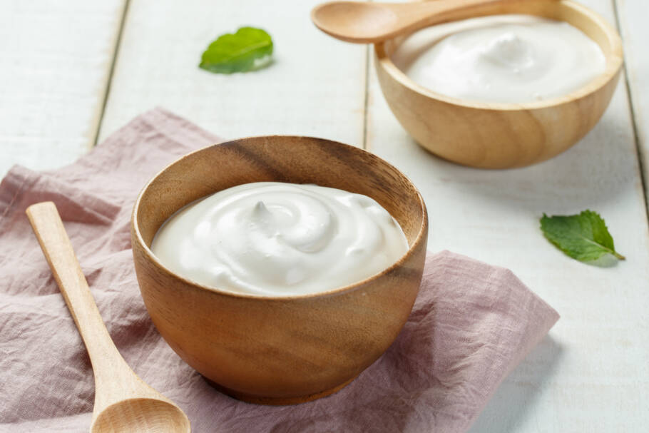 Os iogurtes naturais podem fazer parte da dieta de quem tem gastrite autoimune, desde que sejam bem tolerados (Imagem: DONOT6_STUDIO | Shutterstock)